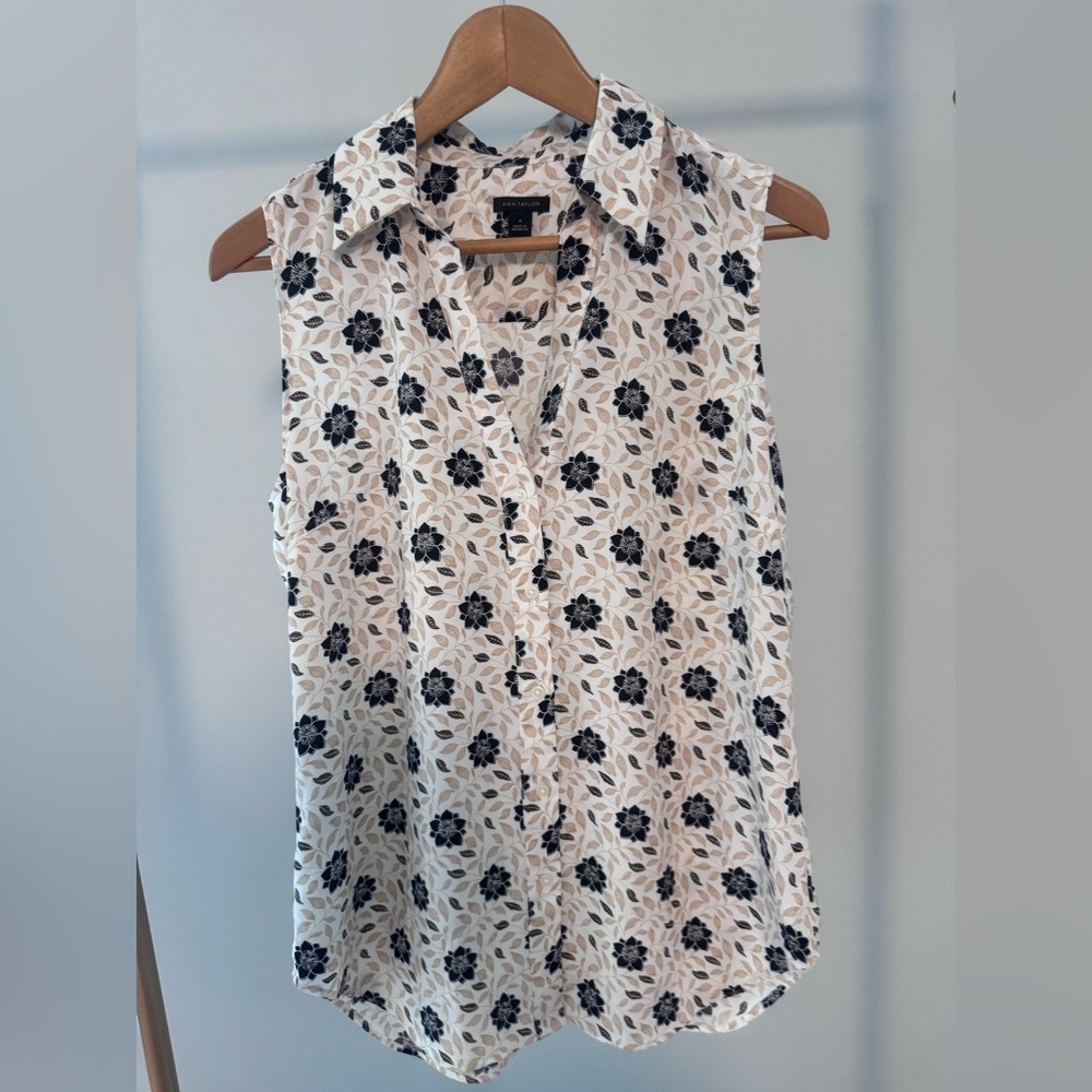 Ann Taylor White and Black Sleeveless Notched Collar Blouse